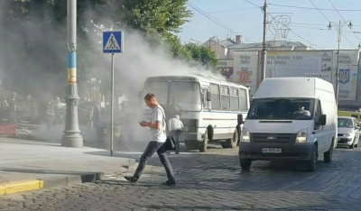 У Чернівцях під мерією задимілась маршрутка - фото