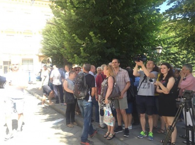 «Не ви обирали і не вам його знімати»: чернівчани під ратушею про відставку мера Каспрука