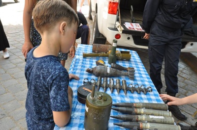 "Одягали шоломи і спускали мотузкою": у Чернівцях дітям показали спорядження рятувальників - фото