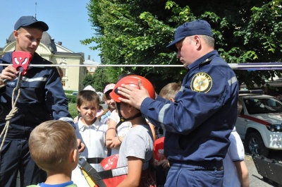 "Одягали шоломи і спускали мотузкою": у Чернівцях дітям показали спорядження рятувальників - фото