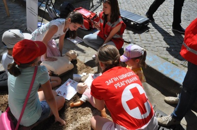 "Одягали шоломи і спускали мотузкою": у Чернівцях дітям показали спорядження рятувальників - фото