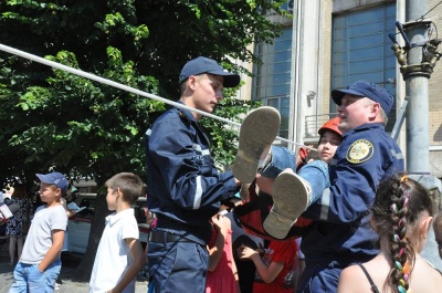 "Одягали шоломи і спускали мотузкою": у Чернівцях дітям показали спорядження рятувальників - фото