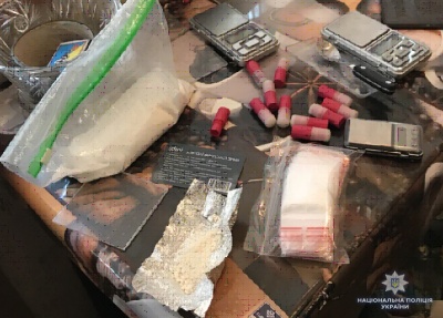Розповсюджувала амфетамін і канабіс: у Чернівцях затримали жінку-наркоторговця