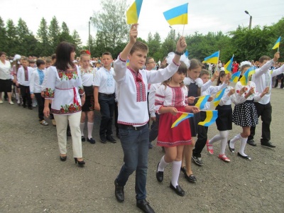 З 600 учнів – понад 200 відмінників: школа з поглибленим вивченням української на Буковині завершила навчальний рік