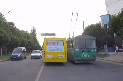 Ворогуючі клани: у Чернівцях маршрутка і тролейбус з пасажирами влаштували перегони - відео