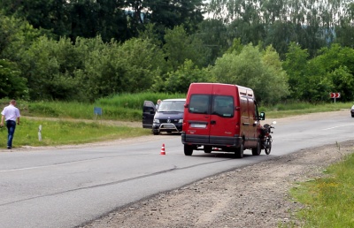 На Буковині мікроавтобус врізався у мотоцикл: водію «буса» стало зле за кермом