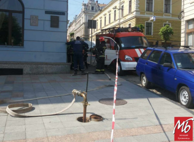 У Чернівцях з ратуші також евакуювали працівників через пошуки вибухівки - фото