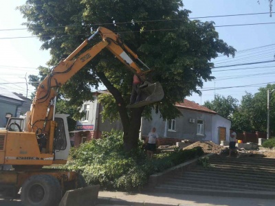 У Чернівцях почали капремонт скверу, де буде пам’ятник жертвам Голодомору - фото