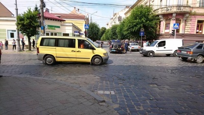 У Чернівцях перекрили вулицю поблизу СБУ через повідомлення про вибухівку