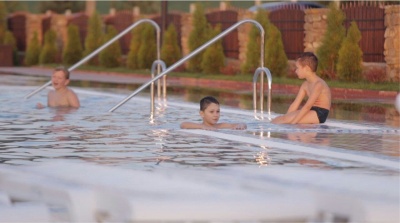 Відпочинок поруч з басейнами: 8 локацій неподалік Чернівців (на правах реклами)