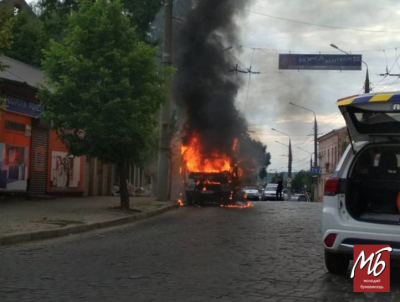 У центрі Чернівців загорілась вантажівка «Укрпошти» - фото