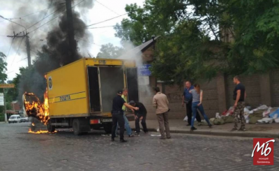 У центрі Чернівців загорілась вантажівка «Укрпошти» - фото