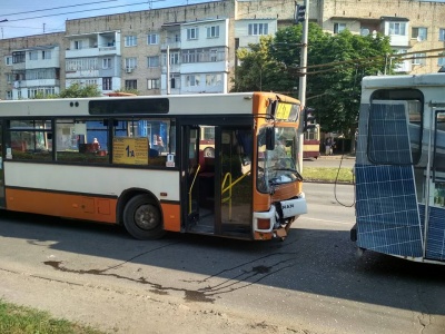 Боротьба за пасажирів: у Чернівцях маршрутка залишилась із розтрощеним лобовим склом через ДТП із тролейбусом