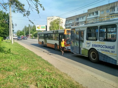 Боротьба за пасажирів: у Чернівцях маршрутка залишилась із розтрощеним лобовим склом через ДТП із тролейбусом