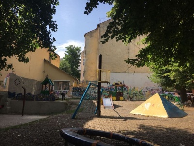 У Чернівцях до Дня молоді на дитячому майданчику розмалюють стіну