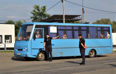 «Обзивають дебілами і плюють у очі»: на Буковині селяни перекрили дорогу через вивезення гравію