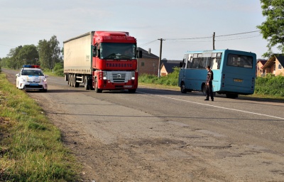 «Обзивають дебілами і плюють у очі»: на Буковині селяни перекрили дорогу через вивезення гравію