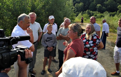 «Обзивають дебілами і плюють у очі»: на Буковині селяни перекрили дорогу через вивезення гравію