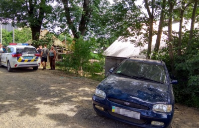 На Буковині п’яний водій на джипі протаранив стіну будинку: господині стало зле