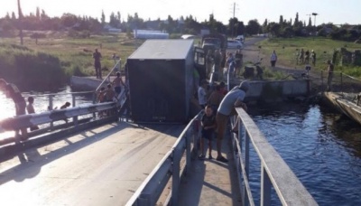 На Миколаївщині фури які тікали від вагового контролю, потопили міст