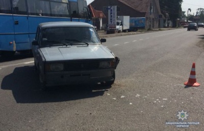 На Буковині легковик врізався у мопед: одного з водіїв госпіталізували - фото