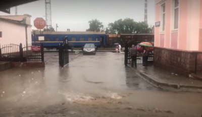 Ранкова злива знову залила водою Чернівці - фото