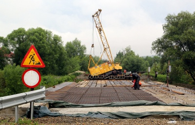 На Буковині обвалилась частина моста, який недобудували - фото