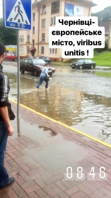 Негода в Чернівцях: місто другий день поспіль потопає у воді по коліна - відео