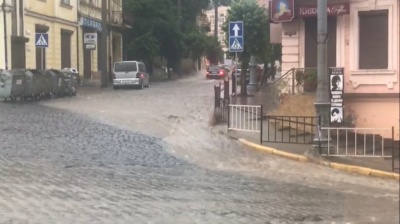 Негода в Чернівцях: місто другий день поспіль потопає у воді по коліна - відео