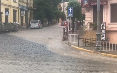 Негода в Чернівцях: місто другий день поспіль потопає у воді по коліна - відео