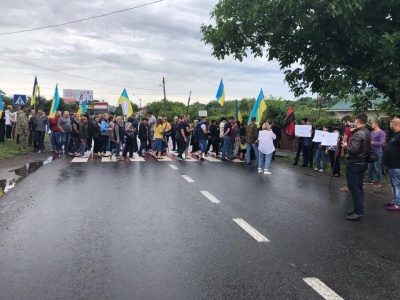 «Не знищуйте спиртзаводи!»: десятки людей перекрили рух на трасі «Снятин – Чернівці»