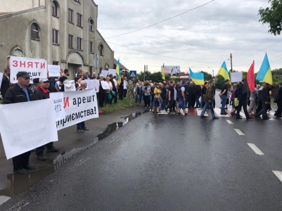 «Не знищуйте спиртзаводи!»: десятки людей перекрили рух на трасі «Снятин – Чернівці»