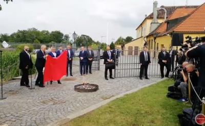 Президент Чехії спалив перед журналістами червоні труси