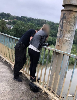 Патрульні у Чернівцях  врятували дівчину, яка хотіла стрибнути з моста
