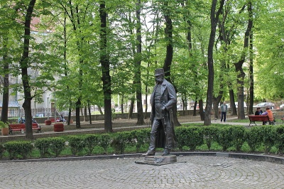 У Чернівцях у скверах замінять освітлення