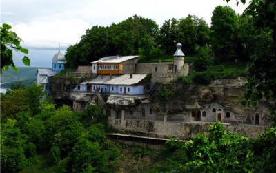 Невідома Буковина: унікальний монастир, розташований у скелі