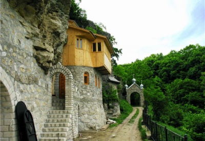 Невідома Буковина: унікальний монастир, розташований у скелі