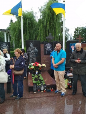 На Алеї слави в Чернівцях відправили панахиду за загиблими 4 роки тому бійцями - фото