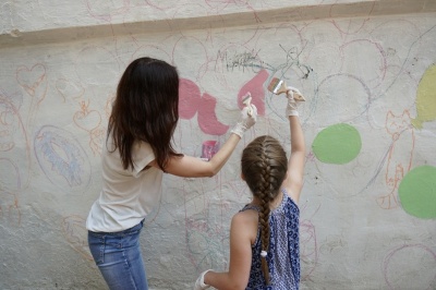 Каспрук з дітлахами замалював стіну із написами з "рекламою" наркотиків - фото
