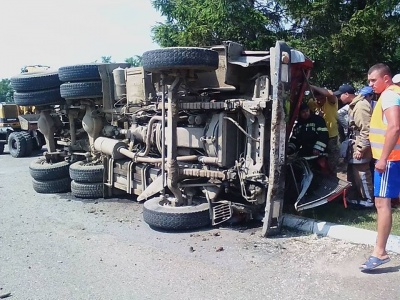 На Буковині перекинувся КамАЗ із гравієм: водія заблокувало в кабіні - фото