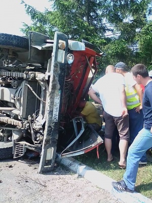 На Буковині перекинувся КамАЗ із гравієм: водія заблокувало в кабіні - фото