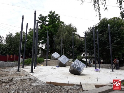 У Чернівцях у сквері встановили пам'ятник жертвам Голодомору - фото