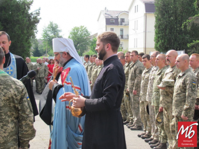 У Чернівцях зворушливо зустріли десантників, які повернулись додому із фронту - фото