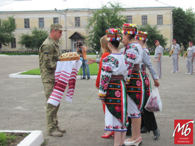 У Чернівцях зворушливо зустріли десантників, які повернулись додому із фронту - фото