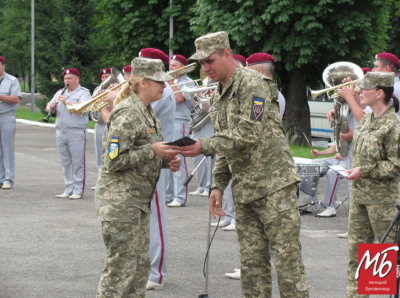 У Чернівцях зворушливо зустріли десантників, які повернулись додому із фронту - фото