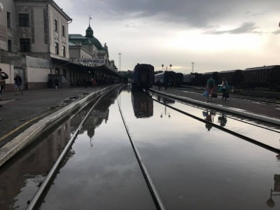 У Чернівцях біля залізничного вокзалу встановлять місця блокування води