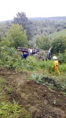 У Чернівцях бетоновоз злетів із мосту, водій загинув - фото