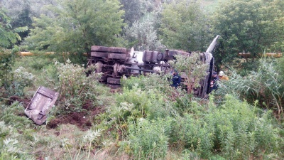 У Чернівцях бетоновоз злетів із мосту, водій загинув - фото