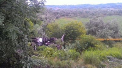 У Чернівцях бетоновоз злетів із мосту, водій загинув - фото