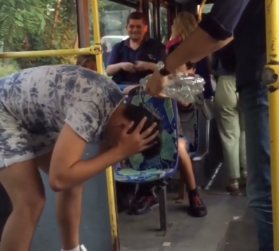 У Чернівцях хлопець приніс до тролейбуса тазик і шампунь, щоб помити голову - відео